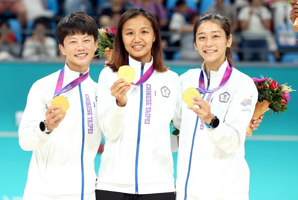 中華滑輪競速溜冰隊楊合貞（右起）、李孟竹及劉懿萱奪金後開心展示金牌。體育署提供。