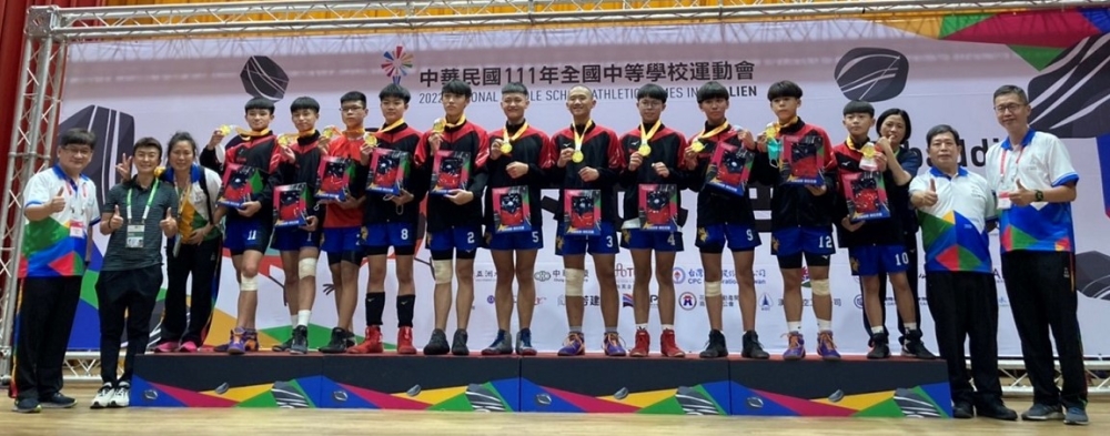  教育部體育署洪志昌副署長(左1)為選手頒獎。