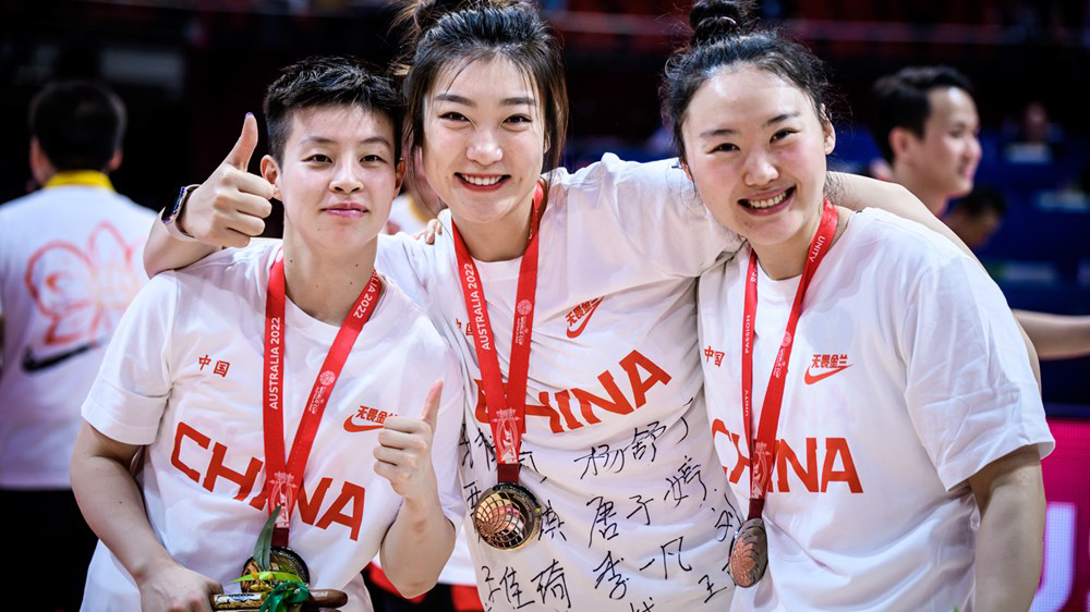 睽違28年中國又在澳洲2度拿亞加個人3獎，球員笑逐顏開。