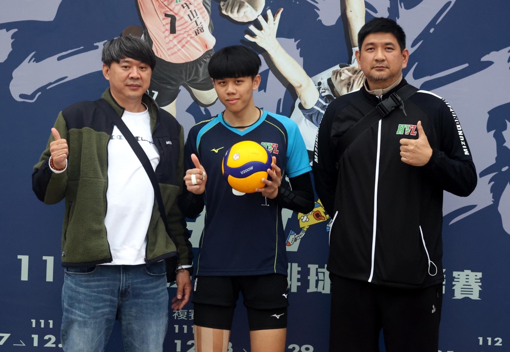 複賽場均26分的內湖高工羅文夆，爸爸羅友澤（左）是教練劉昱毅（右）的學長。林嘉欣／攝影。 