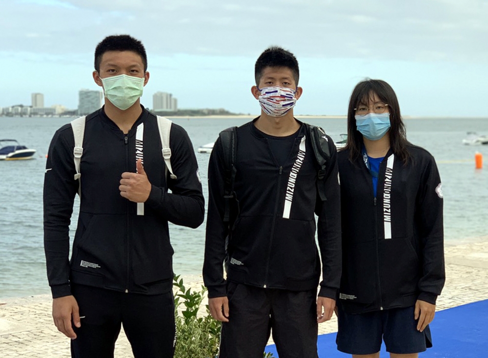 中華隊泳將曾楷文（左起）、卓承齊和王怡臻。中華民國游泳協會國際組提供。