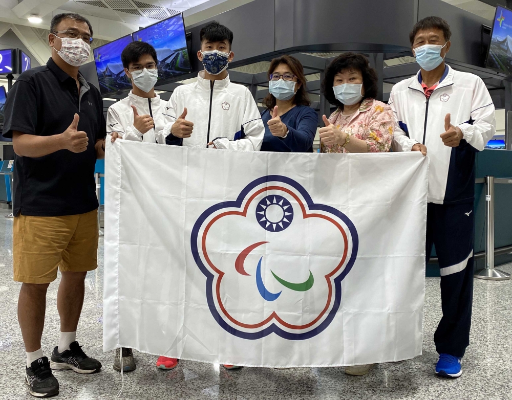 方振宇（左3）搭機到西班牙參加帕拉羽球國際賽。中華民國殘障體育運動總會提供。