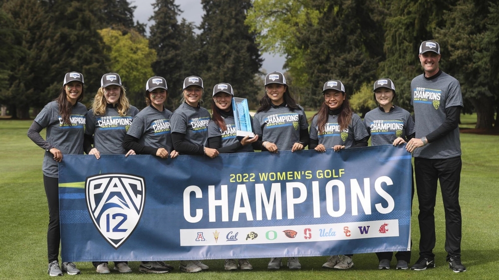 奧瑞岡大學女子高爾夫校隊喜獲太平洋12校聯盟錦標賽個人及團體雙料冠軍，全體著冠軍帽及冠軍衫拉布條合影。左五起為三位我國球員：林子涵、盧昕妤、陳靜慈，右一為總教練瑞利(Derek Radley)。(圖 / Oregon Women's Golf)