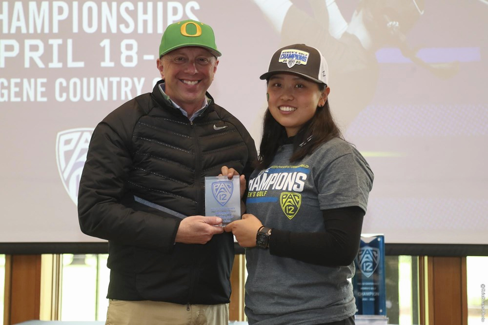 盧昕妤(右)成為奧瑞岡大學史上第二位獲得太平洋12校聯盟錦標賽個人冠軍的球員。(圖 / Oregon Women's Golf)