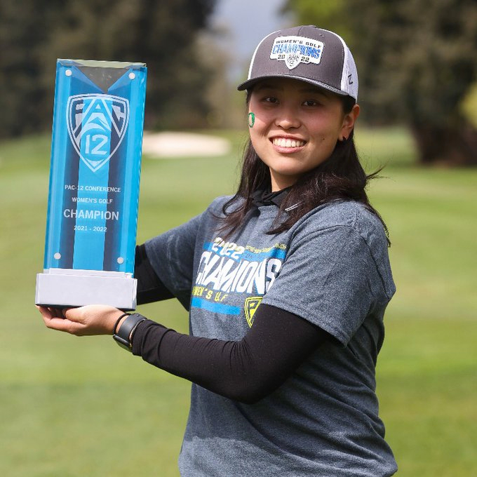 我國球員盧昕妤與2022太平洋12校聯盟錦標賽團體冠軍獎盃；她同時獲得個人冠軍。(圖 / Oregon Women's Golf)