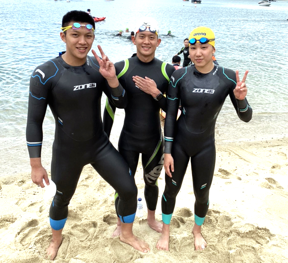 我國泳將曾楷文（左起）、卓承齊和王怡臻到比賽場地熟悉海況。中華民國游泳協會國際組／提供。