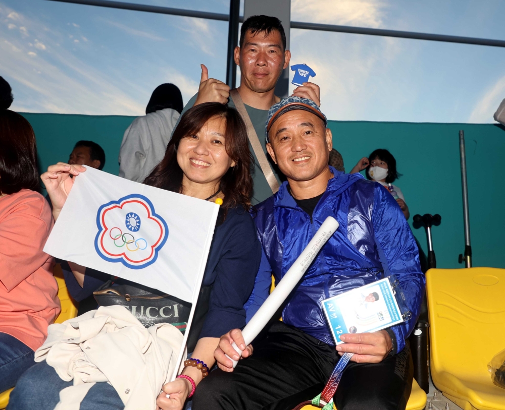 林沛萱的跳高教練陳鴻傑（後）和謝元愷的雙親（前）特別到南韓幫中華隊加油。林嘉欣／攝影。
