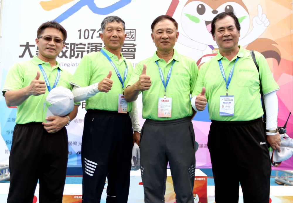 2018年全大運田徑賽，陳楙樟（右二）在裁判組服務。林嘉欣／攝影。