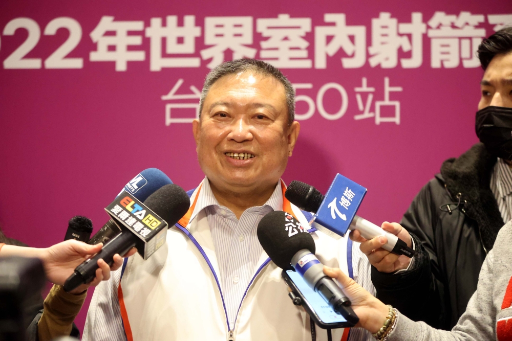 中華民國射箭協會理事長林鴻道接受媒體聯訪。林嘉欣／攝影。