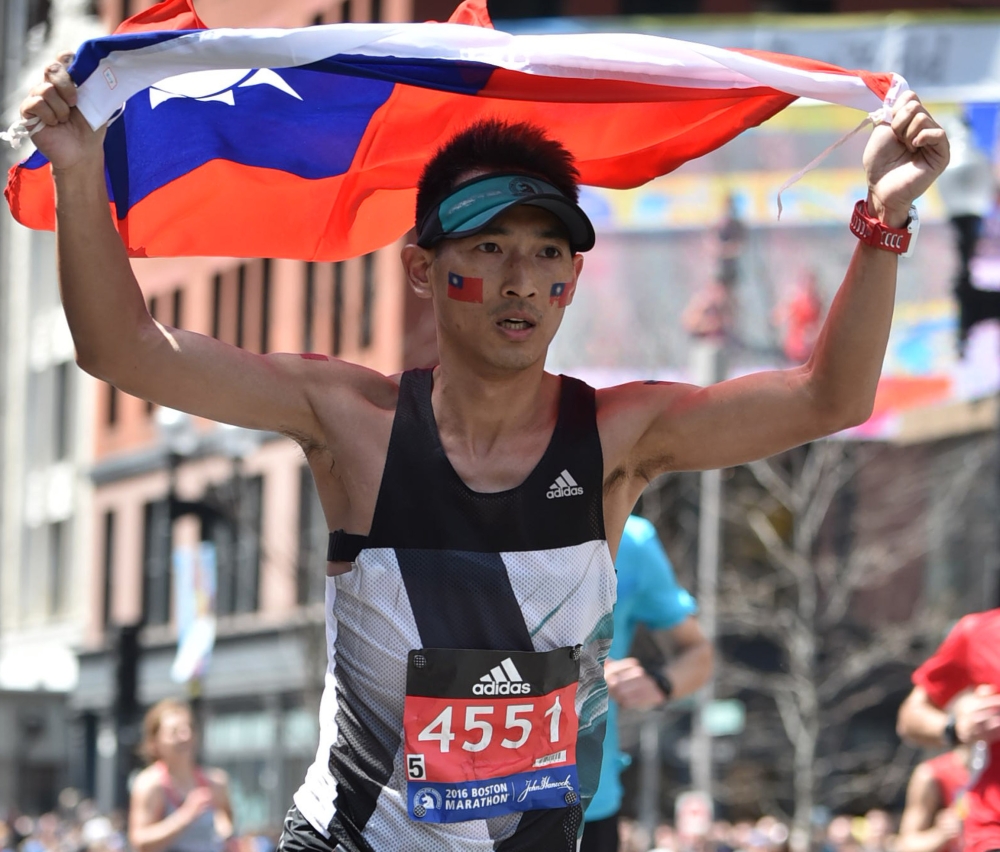 王冠翔帶國旗征戰波士頓馬拉松 。王冠翔提供。