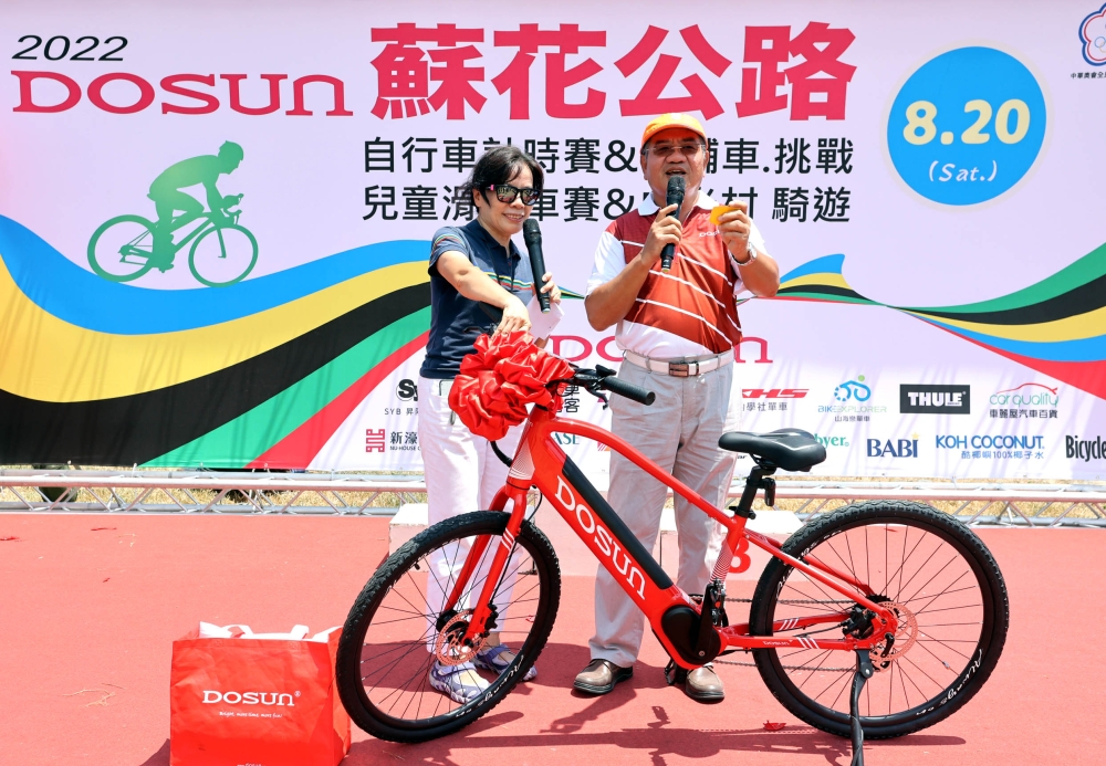 DOSUN董事長簡榮坤（右）和中華民國自行車騎士協會秘書長何麗卿。中華民國自行車騎士協會提供。