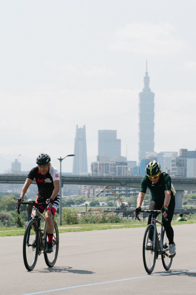 幕後推手KS許榮裕總經理(左)與昇陽自行車施和鋐董事長(右)不只出錢出力，更是親自參賽體驗繞圈賽的魅力。