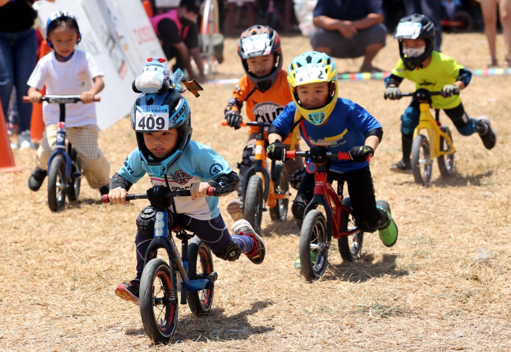 蘇澳兒童滑步車趣味賽小選手造型超可愛。中華民國自行車騎士協會提供。