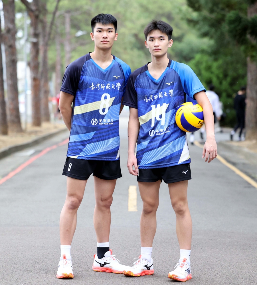 臺灣師大男排港生車孝男(左)和嚴家樂。林嘉欣／攝影。
