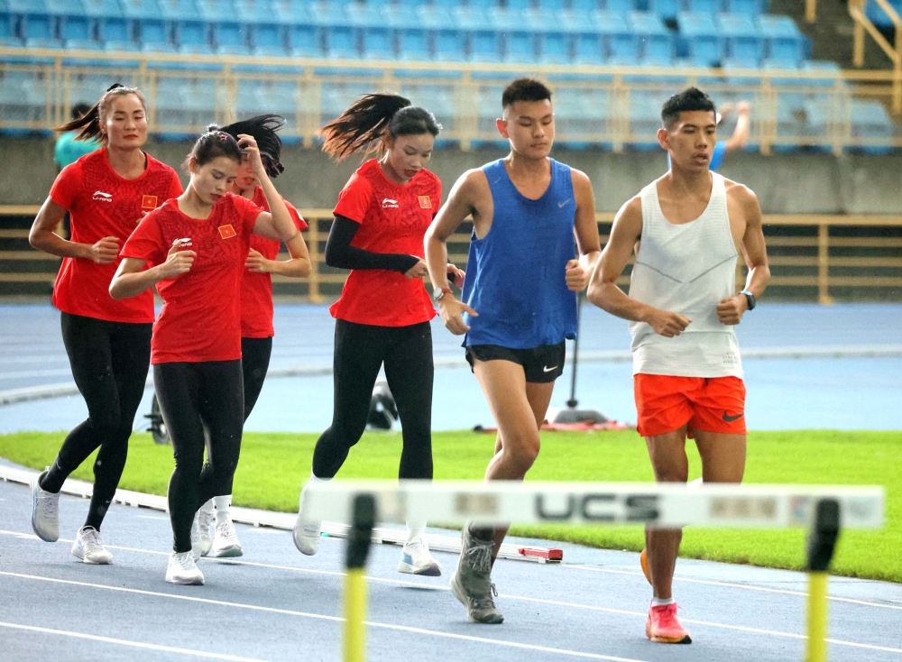 參賽選手在台北田徑場練習。林嘉欣／攝影。