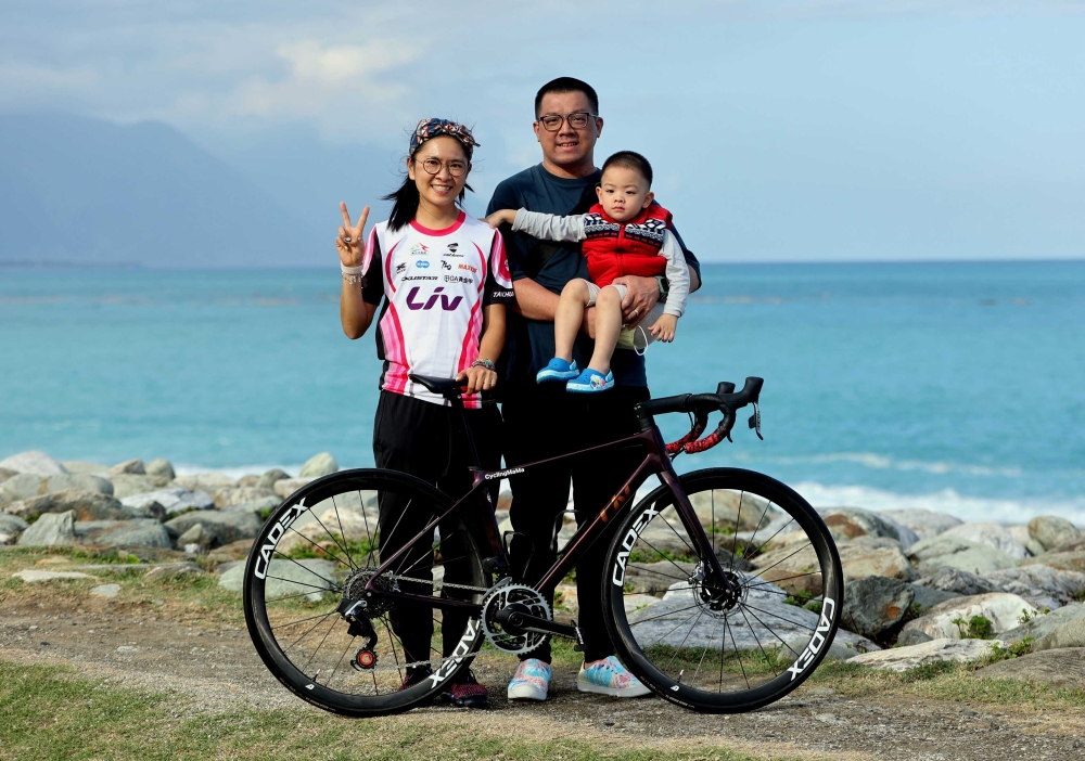 曾可妡和先生及兒子。中華民國自行車騎士協會提供。