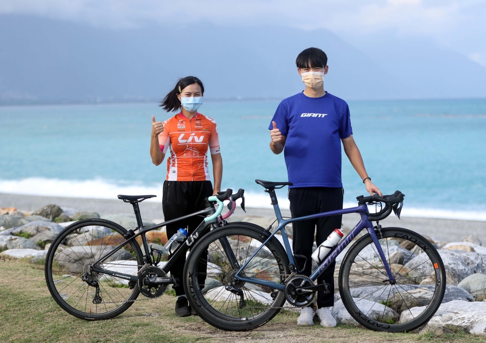 陳姿吟（左）和 何彥誼。中華民國自行車騎士協會提供。
