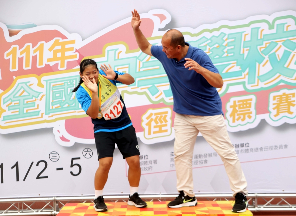3年前發想要寫這個系統報導，特別請這對「父女兵」配合演情境戲拍照，兩人頻頻笑場。林嘉欣／攝影。