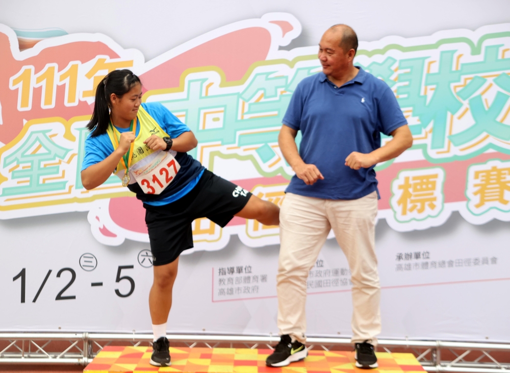 3年前發想要寫這個系統報導，特別請這對「父女兵」配合演情境戲拍照，兩人頻頻笑場。林嘉欣／攝影。