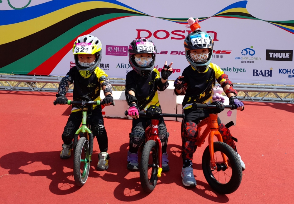 無限車隊3歲娃解語璇（中）和隊友全副武裝。中華民國自行車騎士協會提供。