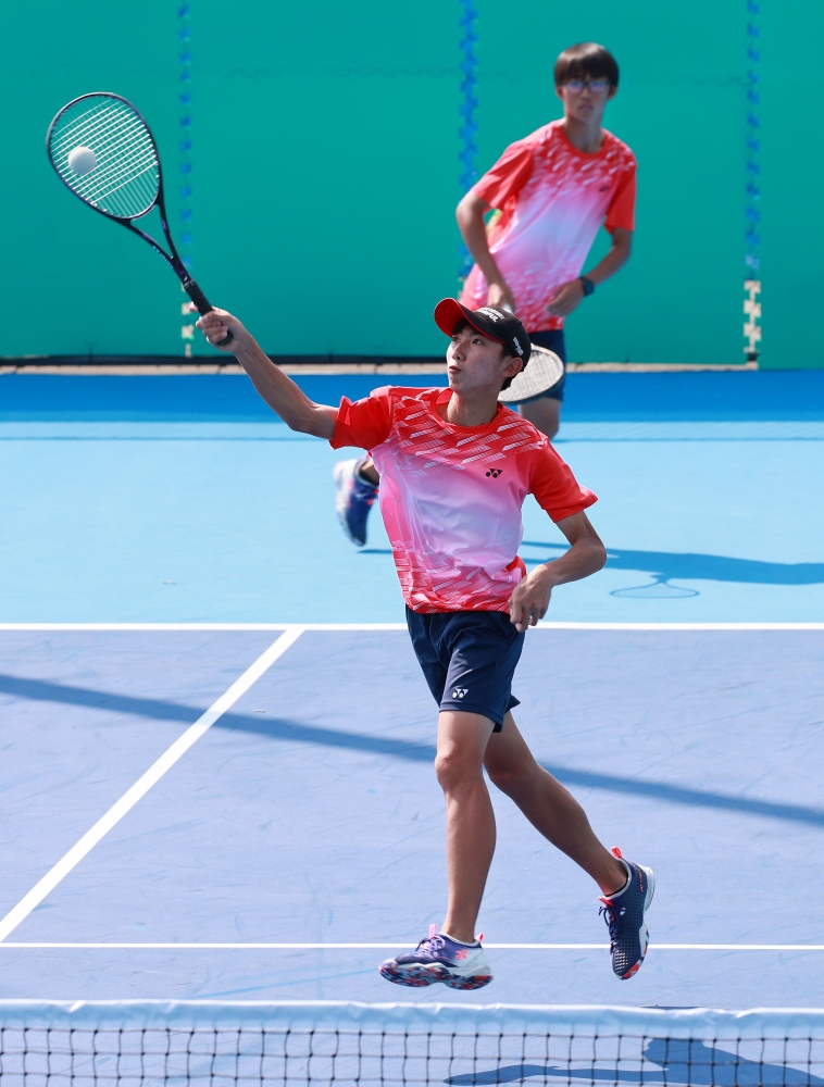 雲林縣斗六國中曾偉綱(前)與隊友張祐豪激戰勝出，贏下致勝點（臺北市教育局提供）。