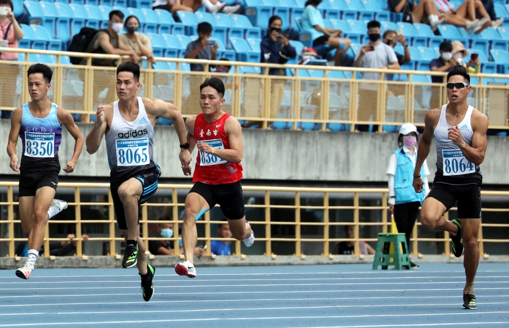 adidas楊俊瀚(左二）和陳傑（右）都晉級100公尺計時決賽。林嘉欣／攝影。