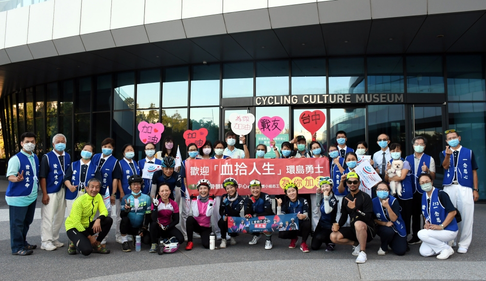 慈濟師兄姐於自行車文化探索館迎接台北騎士團。自行車新文化基金會提供。