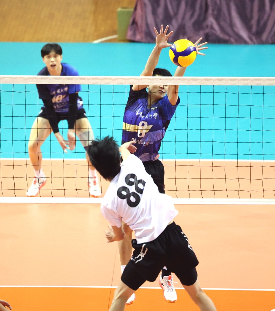 臺灣師大男排港生車孝男攔網。林嘉欣／攝影。