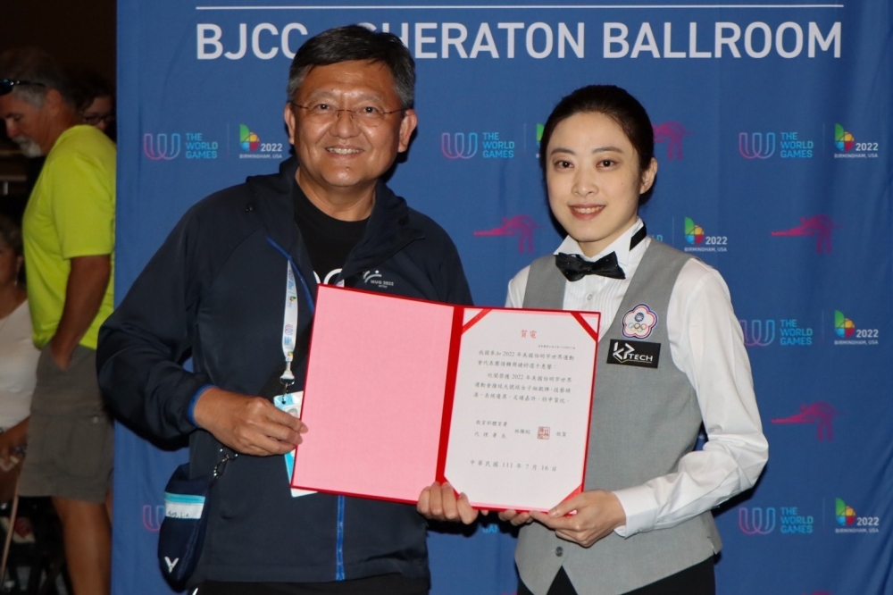 教育部體育署林哲宏副署長（左）於獲獎第一時間頒發賀電予周婕妤。
