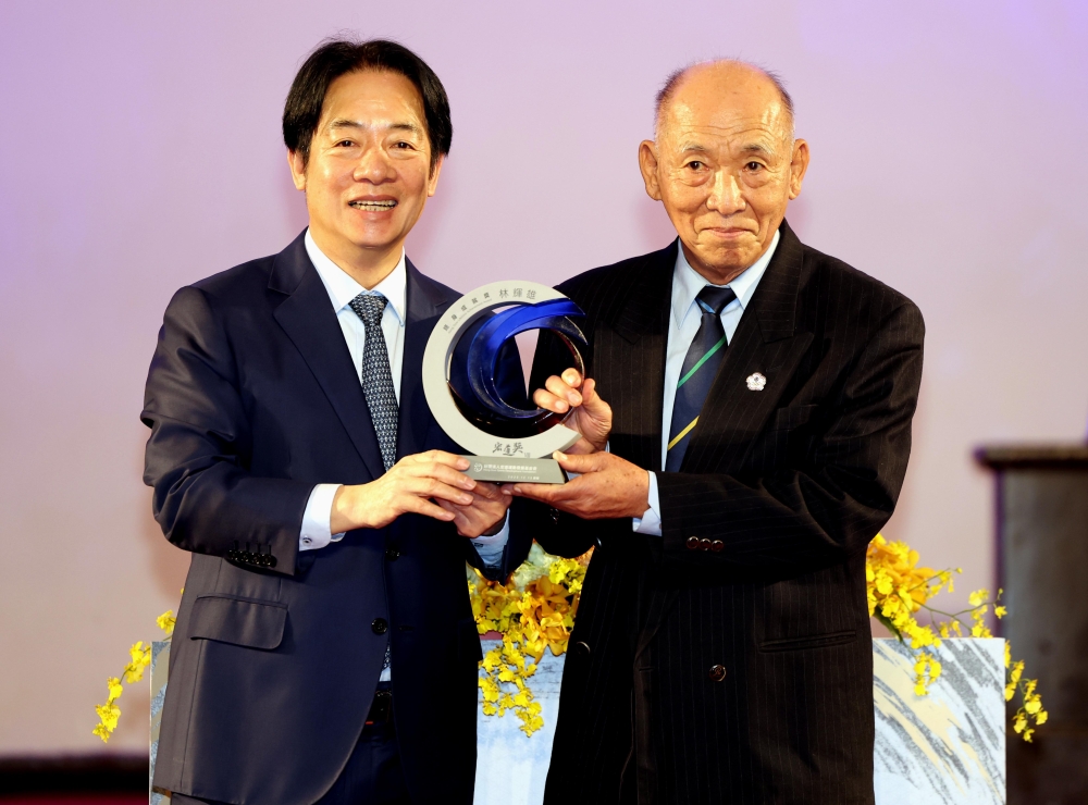 林輝雄(右)獲頒宏道獎終身成就獎。大會提供。