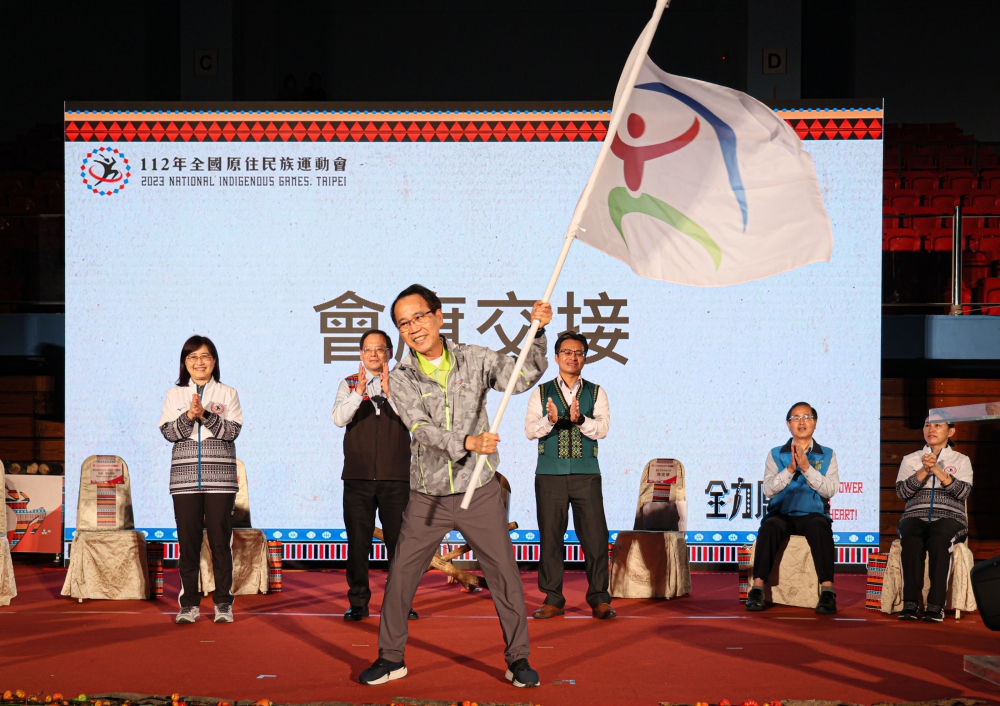 高雄市副市長林欽榮接下原民運會旗。林聖凱／攝影。
