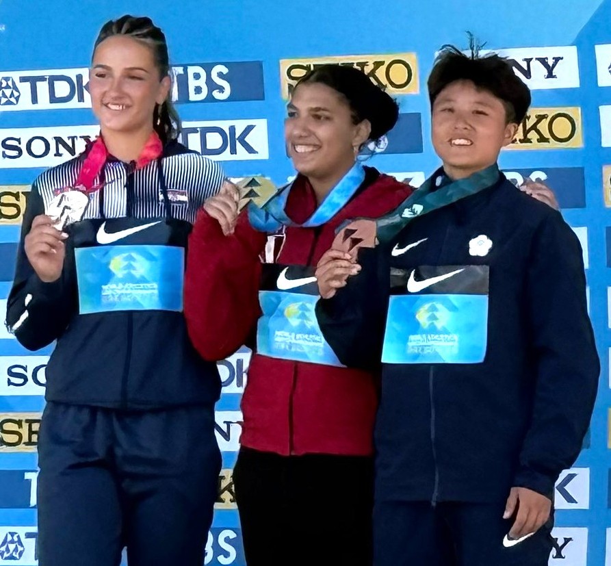 戴佑芩(右)在U20田徑世錦賽女子標槍54.34奪銅。翁竹毅提供。