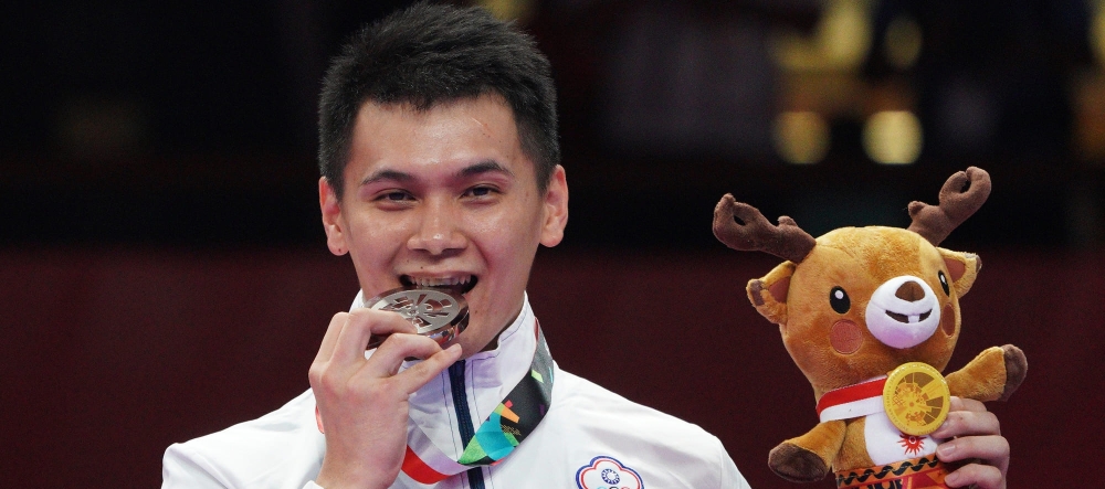 王翌達在2018雅加達亞運勇奪空手道男子個人「型」銀牌。中華奧會提供。。