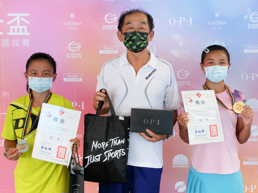 中華民國網球協會代理秘書長王淩華頒獎予冠軍柯雨岑（右）、亞軍許芸貞（左）。（圖／海碩整合行銷提供）