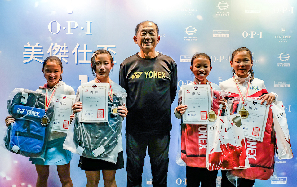 12歲女雙冠軍江采蓉／周品岑（右）、亞軍江妍妮／林叡希（左）。