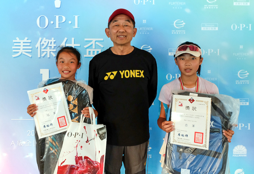 12歲女單冠軍江采蓉（左）／亞軍崔悅容（右）。