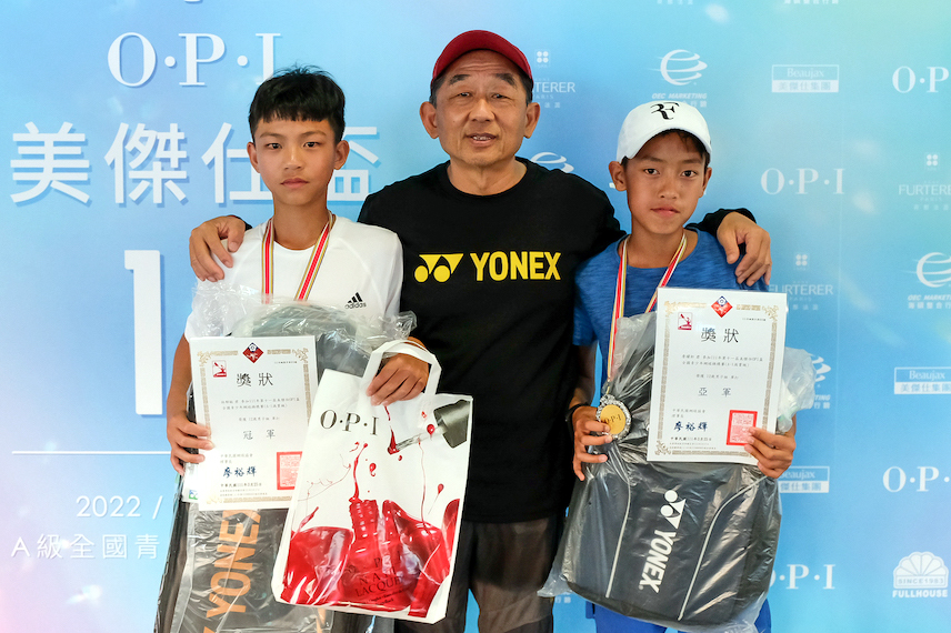 12歲男單冠軍林郁敏（左）／亞軍詹曜軒（右）。