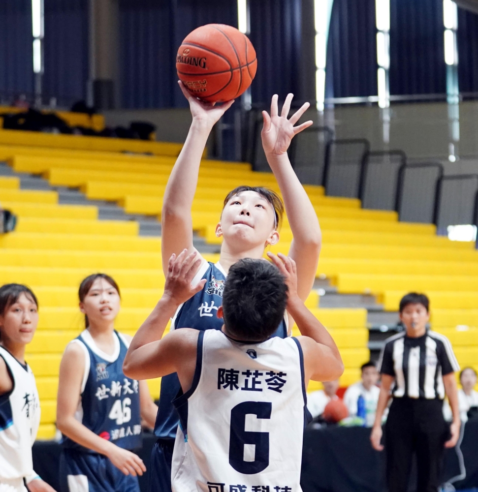 世新大學趙云楓斬獲「雙二十」28分20籃板。大專體總提供。下同。