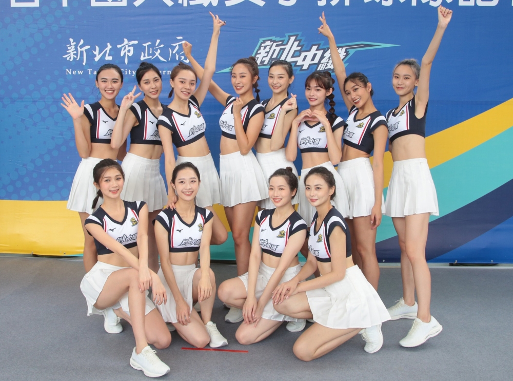 中國人纖企業女子排球啦啦隊，為全臺首支專業模特兒組成。