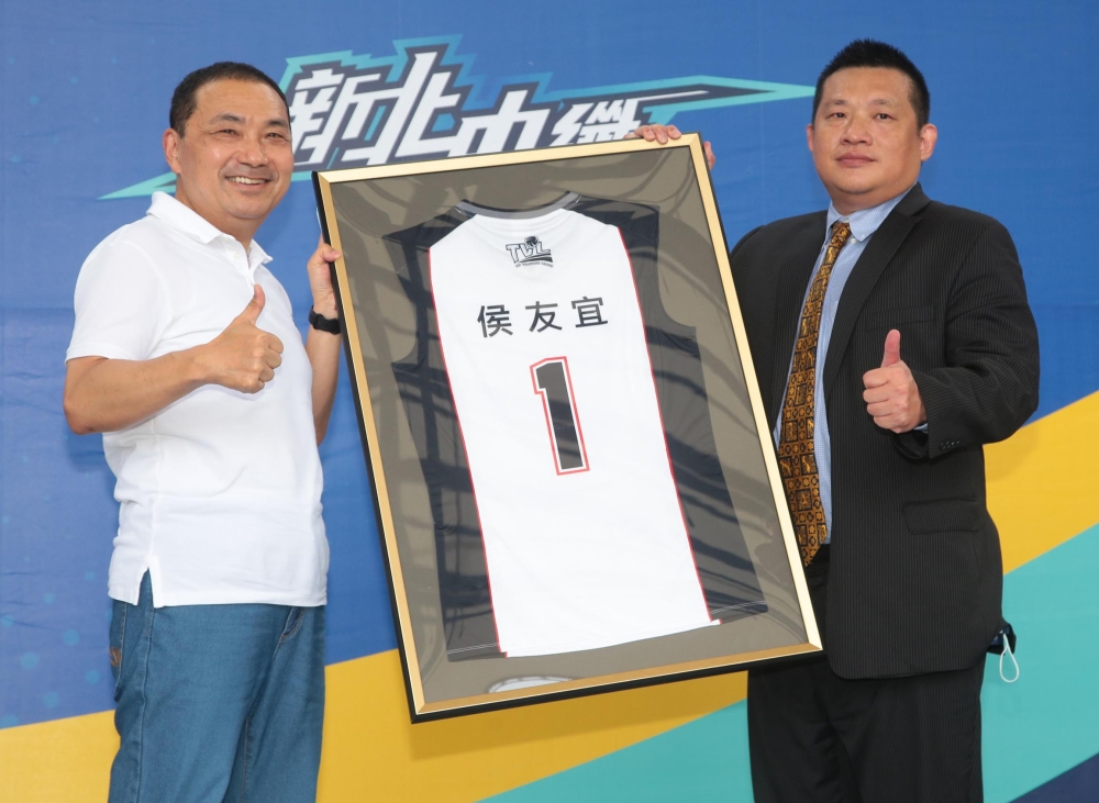 中國人纖董事長王貴賢致贈全新冠名球衣給新北市長侯友宜。