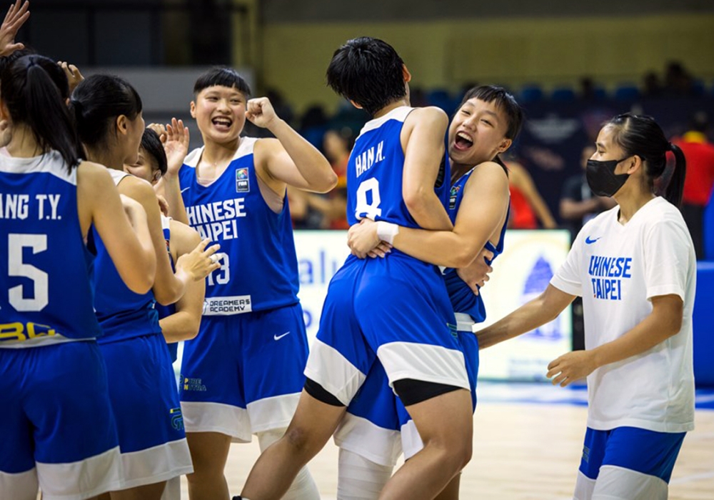 中華隊互擁期許11日季軍賽贏日本。