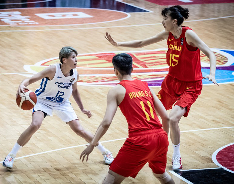 中華隊林育庭面對中國205公分第一長人韓旭（右）、黃思靜（中）   包夾，難以突破。取自FIBA官網。
