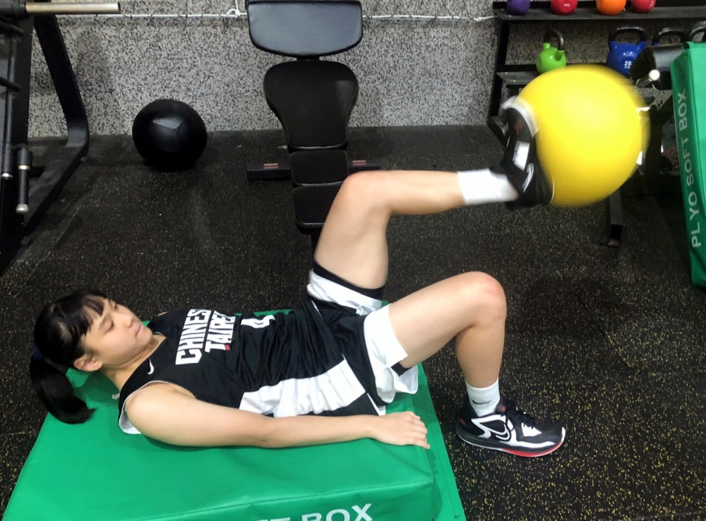 中華U16培訓女籃進行體能及柔軟度訓練。