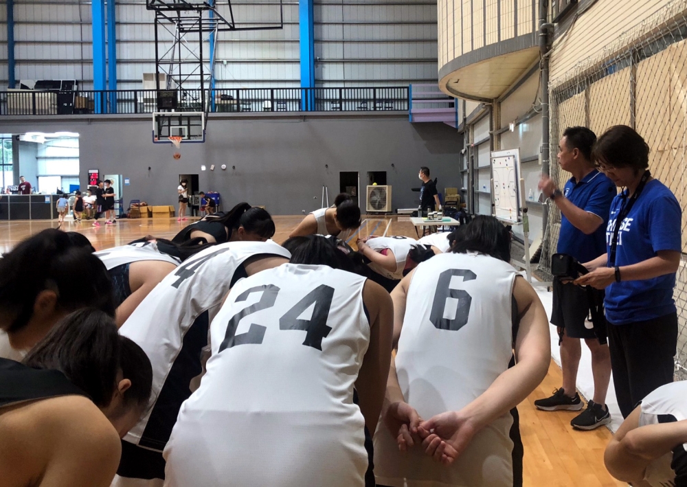 中華U16培訓女籃小國手訓練後向教練團致意。