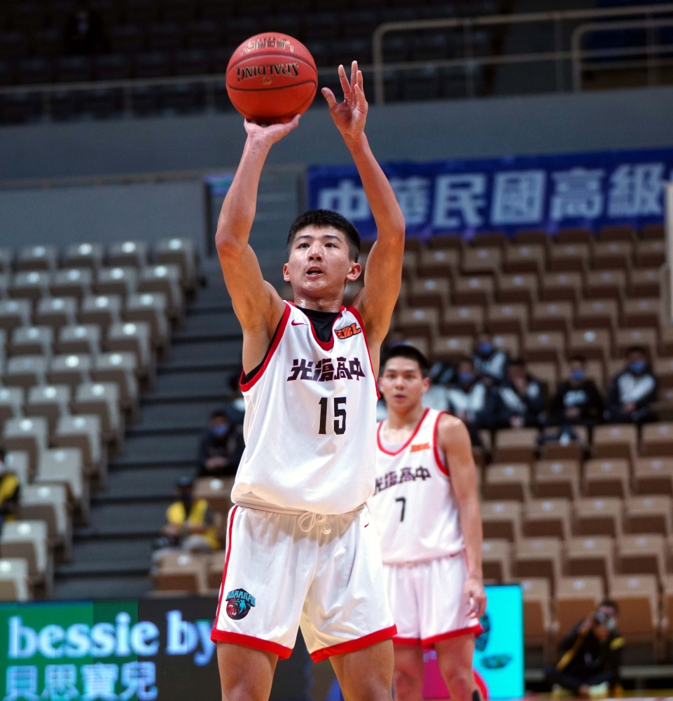 光復上季新人王謝銘駿三分球9投中3拿16分、7籃板。