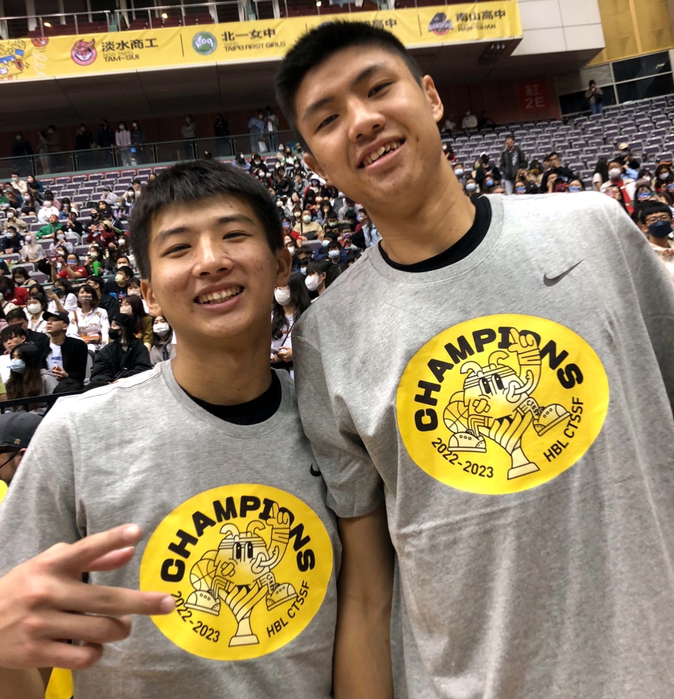 光復冠軍賽MVP謝銘駿（左）與208公分另類MVP中鋒鄭名斈。