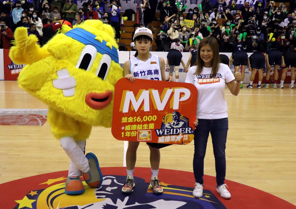 冠軍賽打滿40分鐘新高31分9籃板及助攻、抄截各6的單場MVP「「一姊」鄭芯昀。