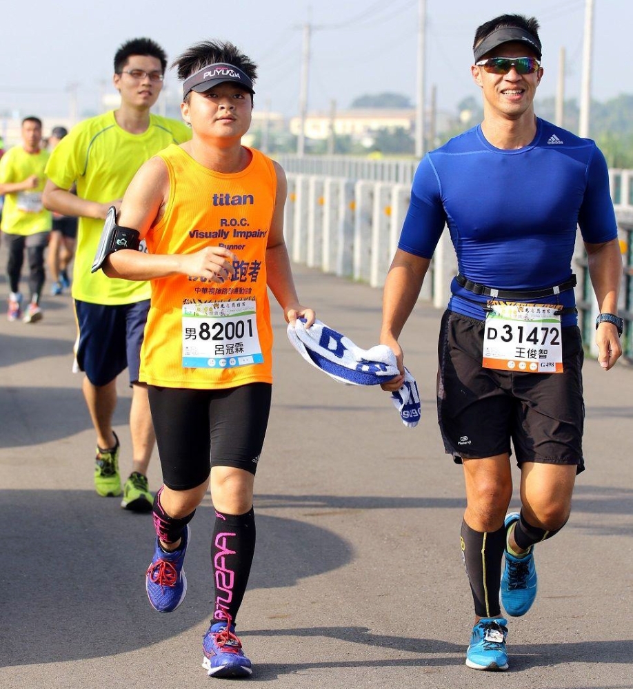 視障跑者呂冠霖參加馬拉松賽。
