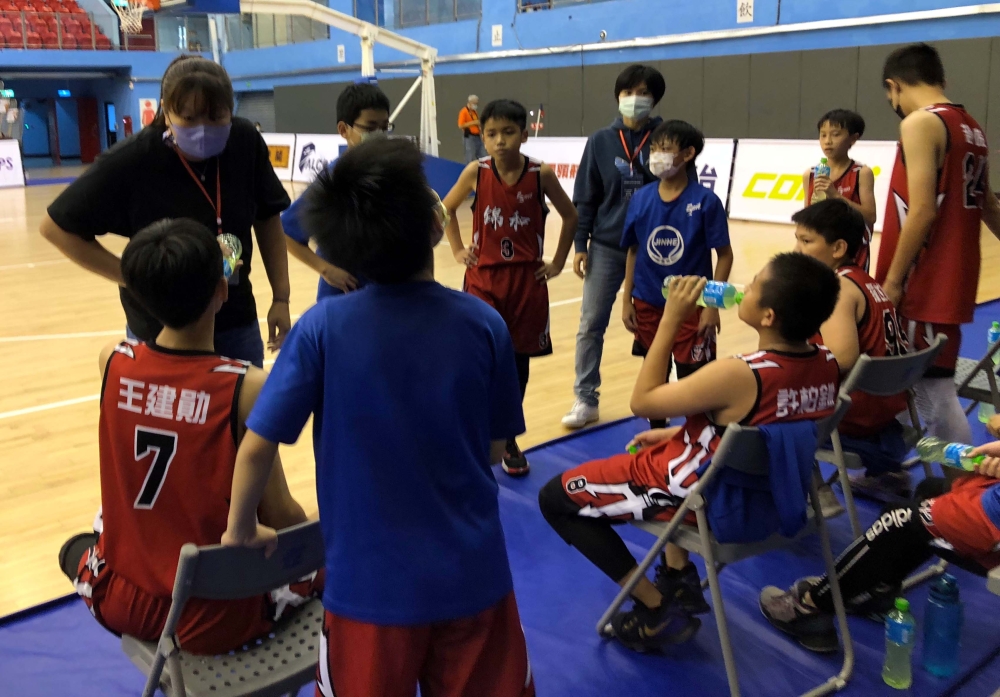 出身WSBL電信女籃的前國手錦和教練王俐云跟球員耳提面命。