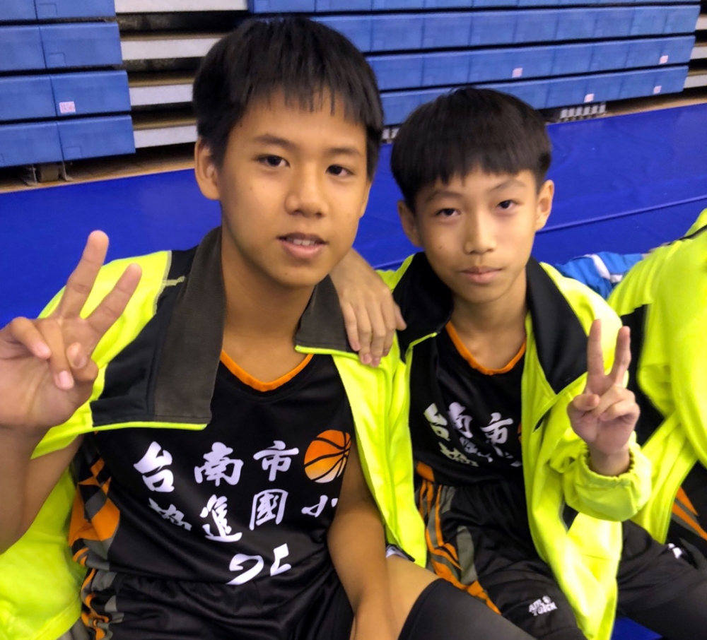 協進男籃張艇翰（右）、謝吳承恩畢業後將進中山國中拚JHBL乙級。